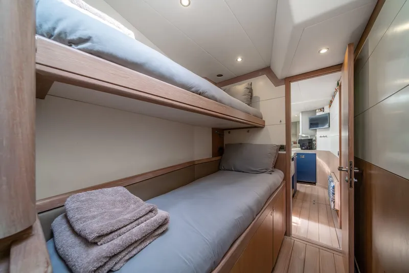 Karibu Yacht Photos Pics 