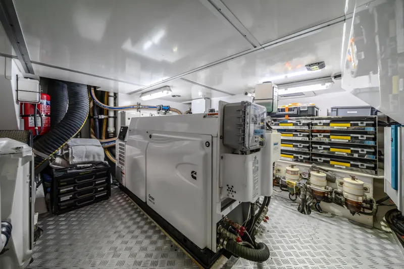 Karibu Yacht Photos Pics 