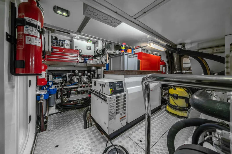 Karibu Yacht Photos Pics 