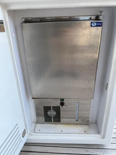 Luna Yacht Photos Pics Stainless steel appliance on Azimut Atlantis 45 yacht, 2014 model.