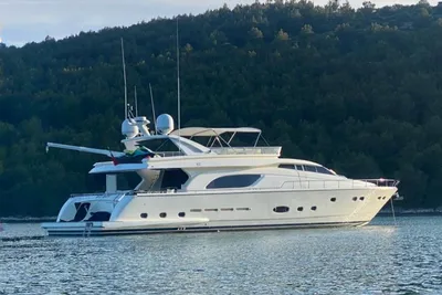2003 Ferretti Yachts 810