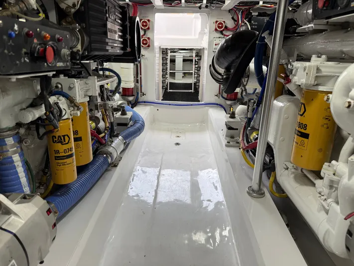 Real One Yacht Photos Pics 