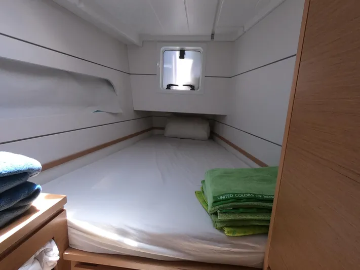  Yacht Photos Pics front guest cabin