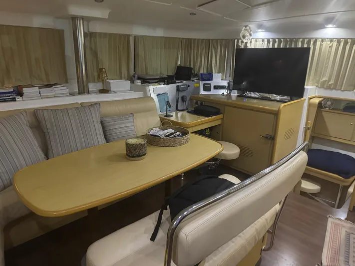  Yacht Photos Pics TV in salon