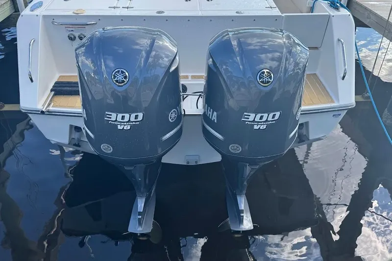  Yacht Photos Pics 2014 Stamas 317 Tarpon with twin Yamaha 300 V6 outboard engines.