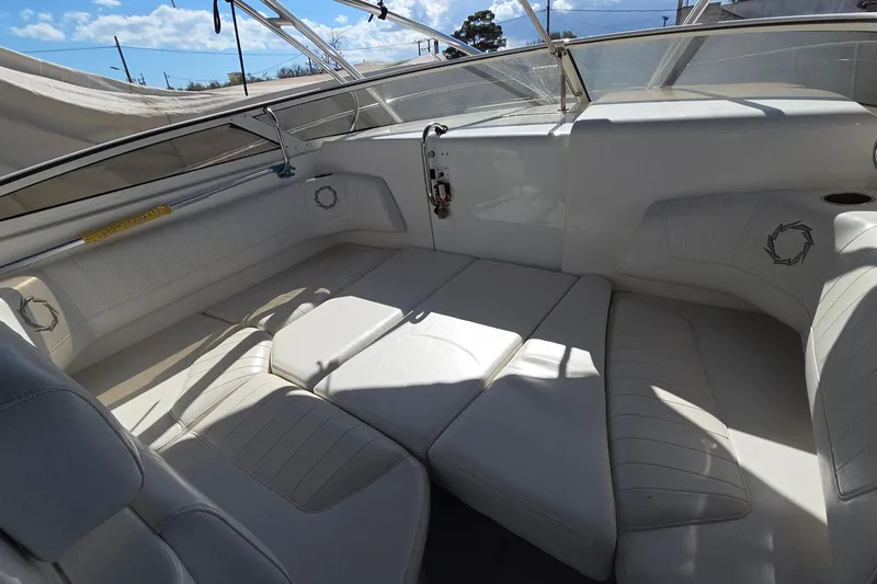 &Beta;&alpha;&rho;&alpha;&mu;&pi;έ&sigma;&sigma;&alpha; Yacht Photos Pics 2009 Fountain 38 LX boat interior with white leather seating and open deck view.