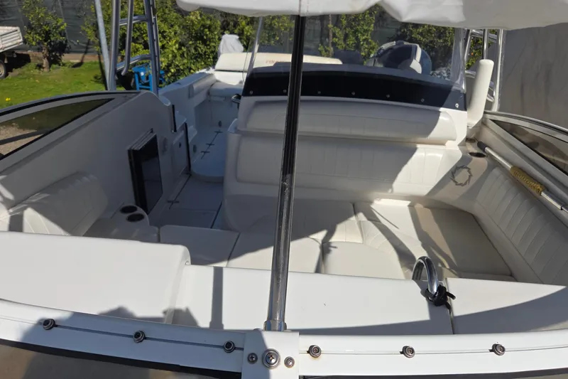 &Beta;&alpha;&rho;&alpha;&mu;&pi;έ&sigma;&sigma;&alpha; Yacht Photos Pics 2009 Fountain 38 LX boat interior with white seating and canopy.