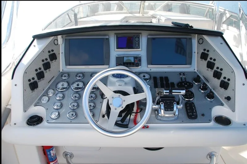 &Beta;&alpha;&rho;&alpha;&mu;&pi;έ&sigma;&sigma;&alpha; Yacht Photos Pics Control panel of a 2009 Fountain 38 LX boat with steering wheel and navigation instruments.