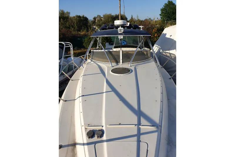 &Beta;&alpha;&rho;&alpha;&mu;&pi;έ&sigma;&sigma;&alpha; Yacht Photos Pics 2009 Fountain 38 LX boat with sleek white deck and windshield.