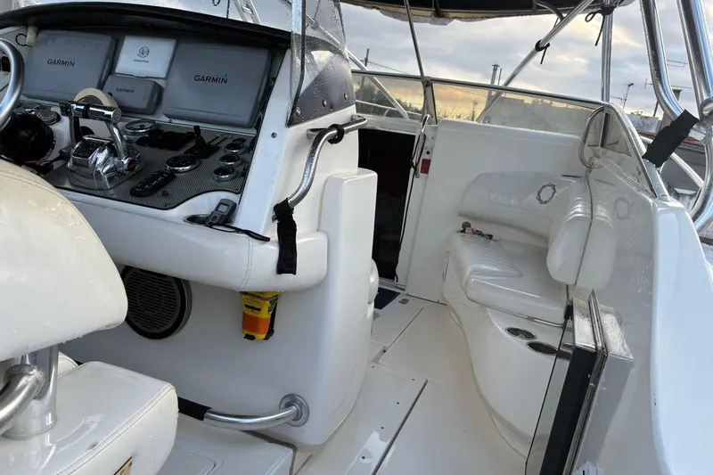 &Beta;&alpha;&rho;&alpha;&mu;&pi;έ&sigma;&sigma;&alpha; Yacht Photos Pics 2009 Fountain 38 LX boat interior with Garmin navigation system and seating area.
