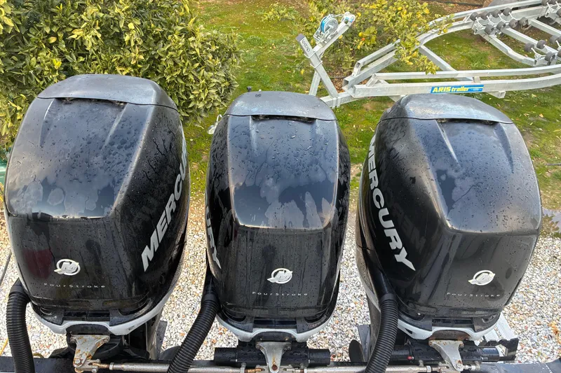 &Beta;&alpha;&rho;&alpha;&mu;&pi;έ&sigma;&sigma;&alpha; Yacht Photos Pics Three Mercury outboard motors on a 2009 Fountain 38 LX boat, with a trailer in the background.