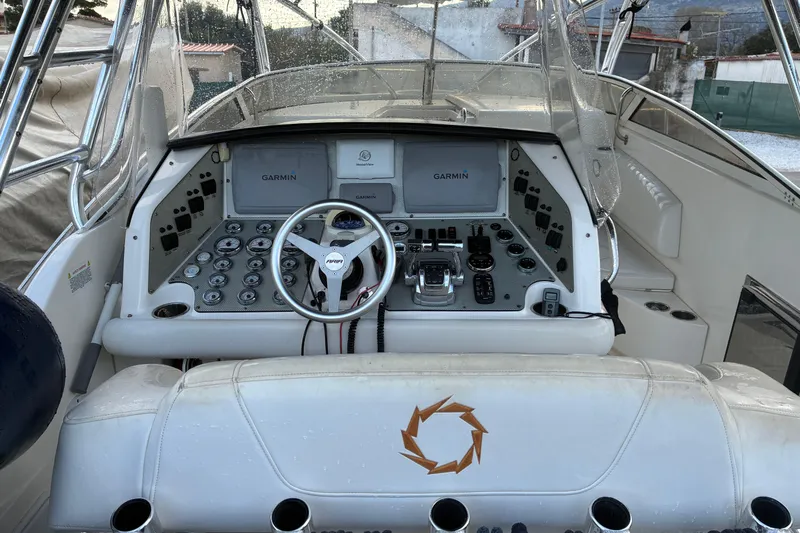 &Beta;&alpha;&rho;&alpha;&mu;&pi;έ&sigma;&sigma;&alpha; Yacht Photos Pics 2009 Fountain 38 LX boat cockpit with Garmin navigation system and steering wheel.