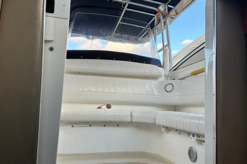 &Beta;&alpha;&rho;&alpha;&mu;&pi;έ&sigma;&sigma;&alpha; Yacht Photos Pics 2009 Fountain 38 LX boat interior with white seating and canopy under blue sky.