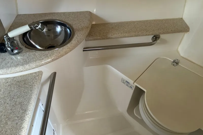 &Beta;&alpha;&rho;&alpha;&mu;&pi;έ&sigma;&sigma;&alpha; Yacht Photos Pics 2009 Fountain 38 LX boat bathroom with sink and toilet, featuring granite countertops.