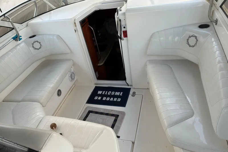 &Beta;&alpha;&rho;&alpha;&mu;&pi;έ&sigma;&sigma;&alpha; Yacht Photos Pics 2009 Fountain 38 LX boat interior with white seating and "Welcome On Board" mat.