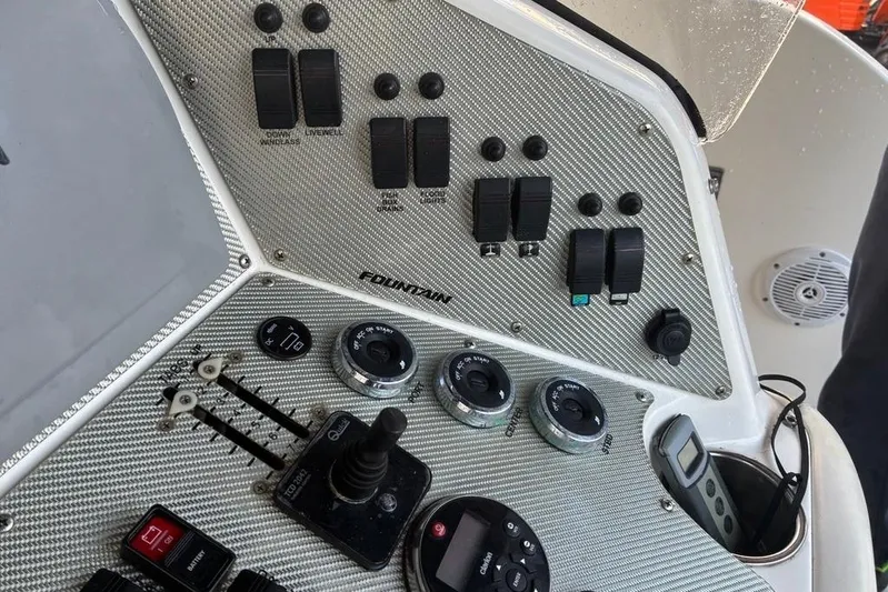 &Beta;&alpha;&rho;&alpha;&mu;&pi;έ&sigma;&sigma;&alpha; Yacht Photos Pics Control panel of a 2009 Fountain 38 LX boat with switches and gauges.