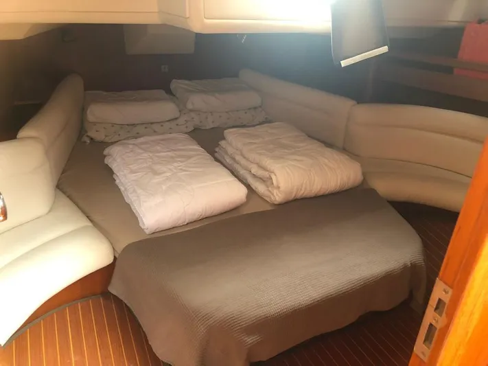 "acamar Iii" Yacht Photos Pics Cozy cabin interior of 1992 Grand Soleil 45 German Frers yacht with neatly arranged bedding.