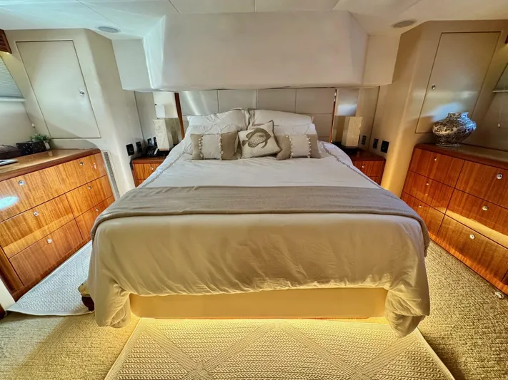  Yacht Photos Pics 2008 Hatteras 64 My - Image 23