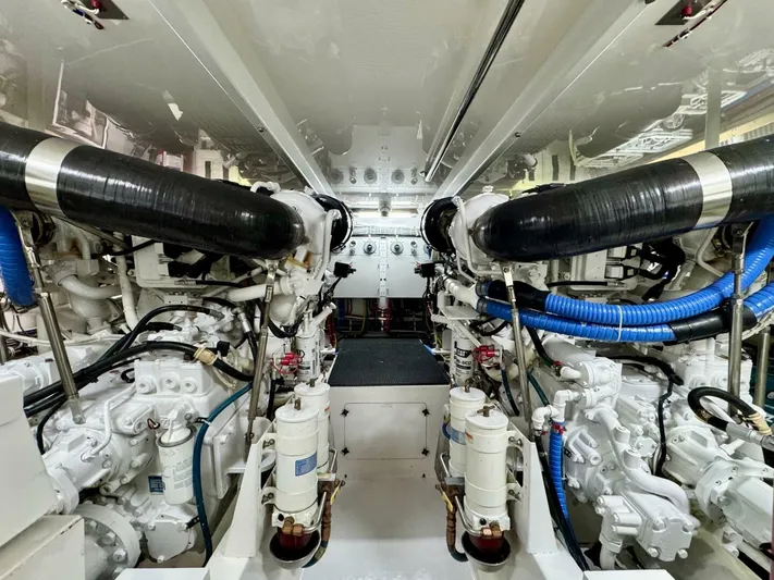  Yacht Photos Pics 2008 Hatteras 64 My - Image 42