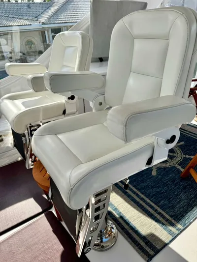  Yacht Photos Pics 2008 Hatteras 64 My - Image 37