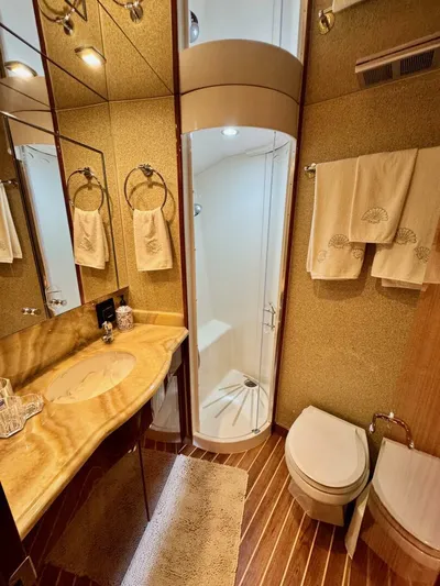  Yacht Photos Pics 2008 Hatteras 64 My - Image 29