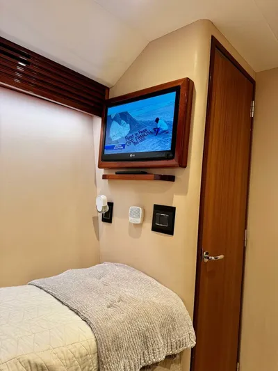  Yacht Photos Pics 2008 Hatteras 64 My - Image 21