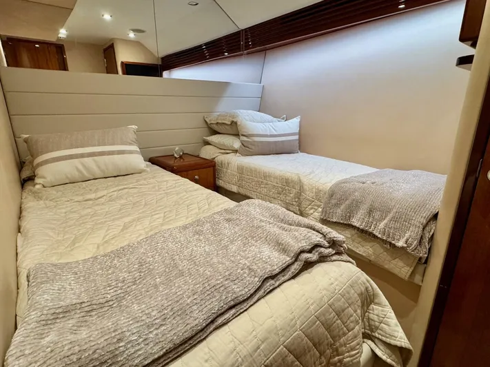  Yacht Photos Pics 2008 Hatteras 64 My - Image 20