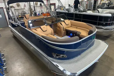 Tahoe LTZ 2385 Swingback (VRB) Windshield Tritoon & Honda 4-Stroke EFI