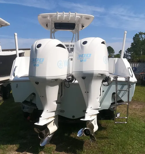  Yacht Photos Pics 2011 Sea Hunt Gamefish 29 with twin Yamaha 300 engines, rear view.
