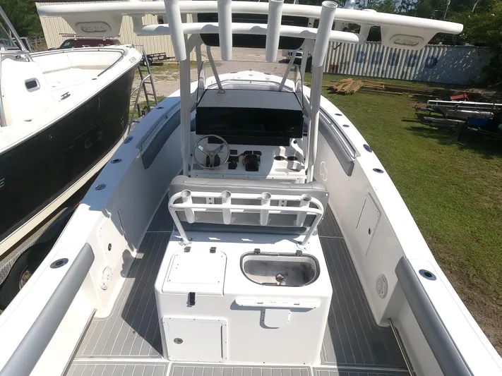  Yacht Photos Pics 2011 Sea Hunt Gamefish 29 boat interior with center console and fishing equipment.