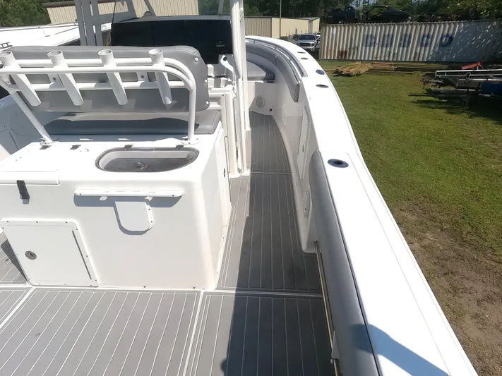  Yacht Photos Pics 2011 Sea Hunt Gamefish 29 boat deck with seating and storage compartments.