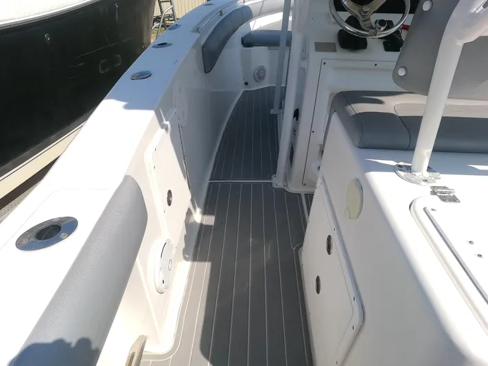  Yacht Photos Pics 2011 Sea Hunt Gamefish 29 boat interior with seating and steering console.