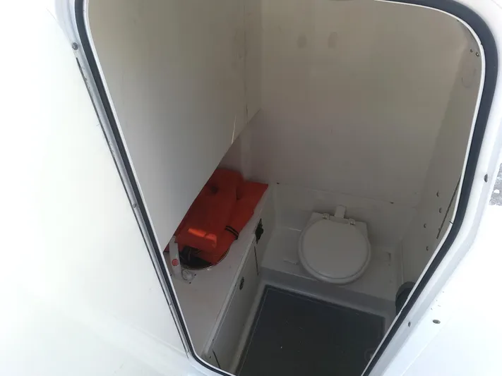  Yacht Photos Pics 2011 Sea Hunt Gamefish 29 boat interior with toilet and storage.