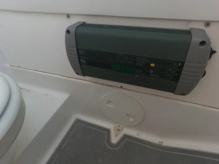  Yacht Photos Pics 2011 Sea Hunt Gamefish 29 boat interior with electronic control panel.