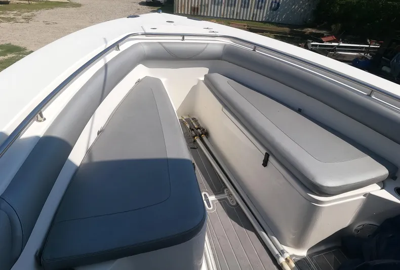  Yacht Photos Pics 2011 Sea Hunt Gamefish 29 boat interior with cushioned seating and storage.