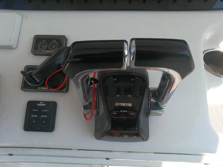  Yacht Photos Pics Yamaha throttle controls on a 2011 Sea Hunt Gamefish 29 boat.