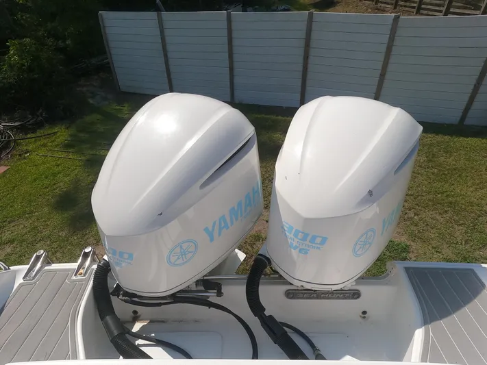  Yacht Photos Pics Twin Yamaha 300 engines on a 2011 Sea Hunt Gamefish 29 boat.