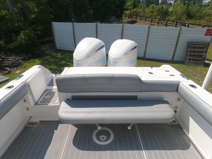  Yacht Photos Pics 2011 Sea Hunt Gamefish 29 boat with twin Yamaha engines and cushioned seating.