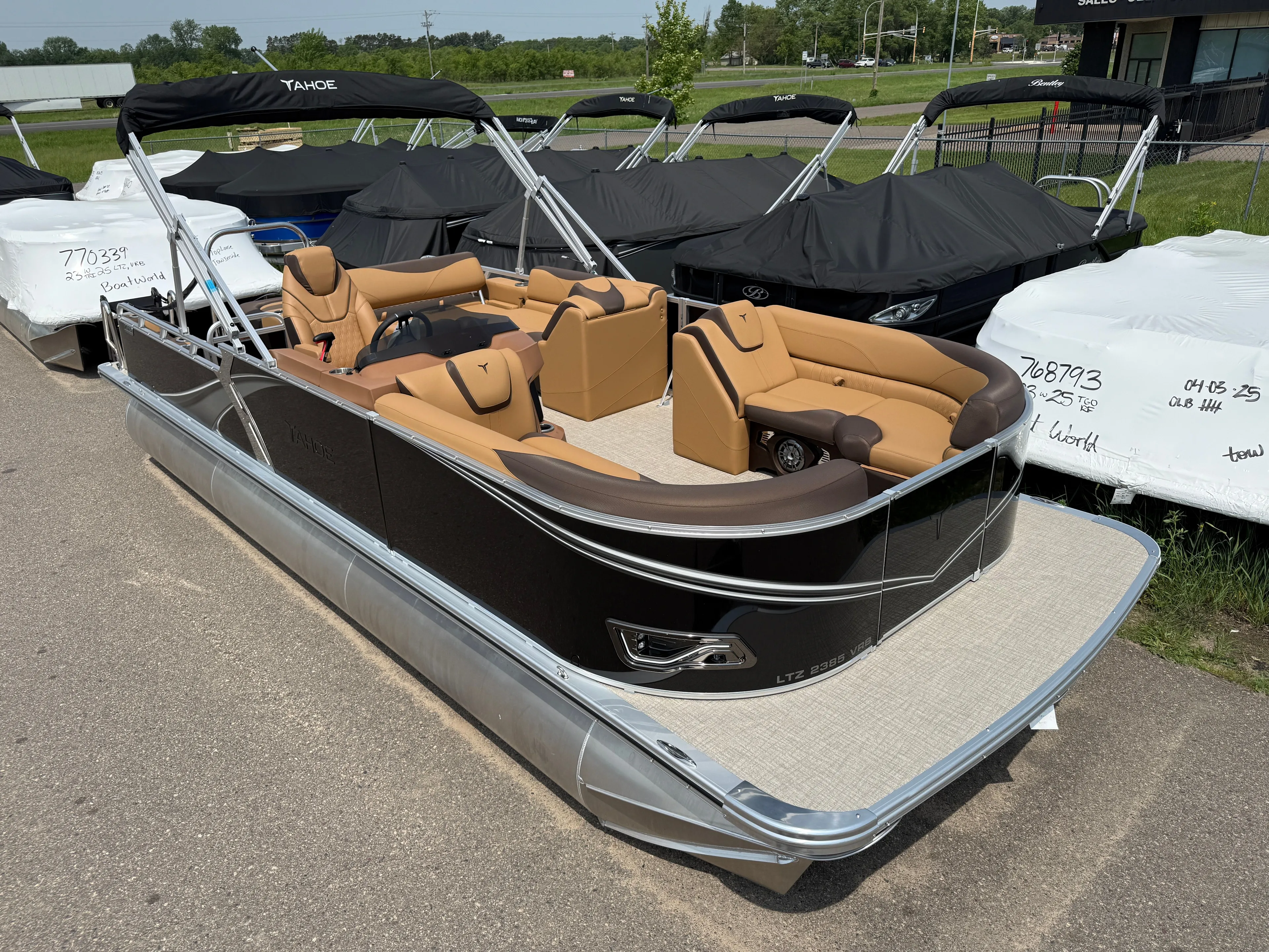 Tahoe LTZ 2385 Swingback (VRB) Tritoon & Honda 4-Stroke EFI