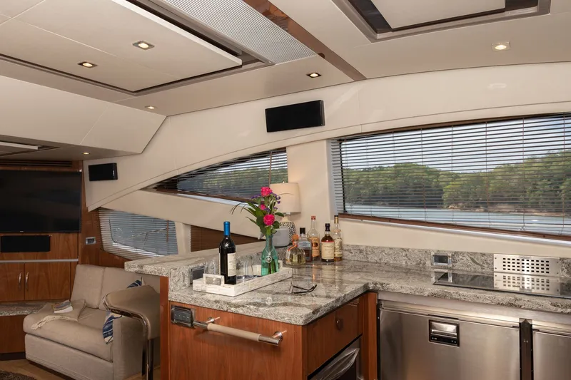 Janie Yacht Photos Pics Luxurious interior of 2018 Sea Ray L650 Fly yacht.