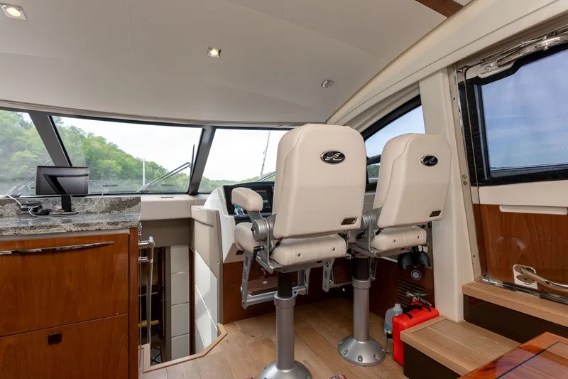 Janie Yacht Photos Pics Interior of 2018 Sea Ray L650 Fly yacht cockpit.