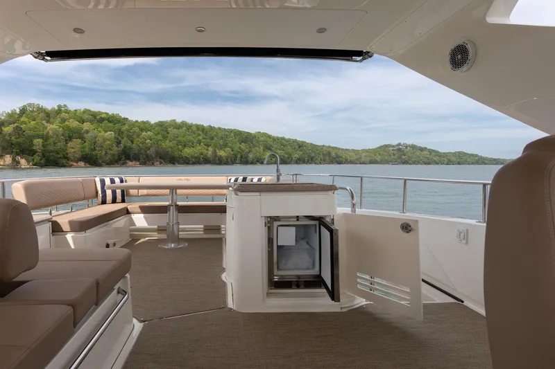 Janie Yacht Photos Pics Luxurious interior of 2018 Sea Ray L650 Fly yacht.