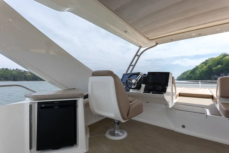 Janie Yacht Photos Pics Interior of 2018 Sea Ray L650 Fly yacht.