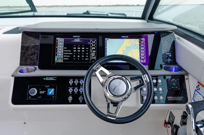  Yacht Photos Pics 2020 Sea Ray Sundancer 320 Outboard helm with advanced navigation and control systems.