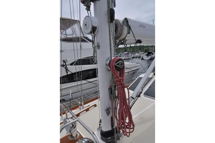 Dragonfly 1 Yacht Photos Pics Mast and rigging of a 2005 Tartan 4400 sailboat in a marina.
