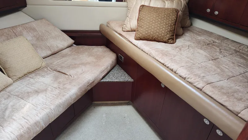 Drifter Yacht Photos Pics 2005 Sea Ray 390 Motor Yacht interior cabin with twin beds and plush cushions.