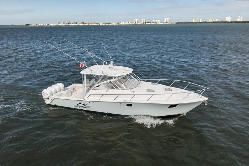 Headhunter Yacht Photos Pics 2010 SeaVee 430 Sport Express boat cruising on open water.