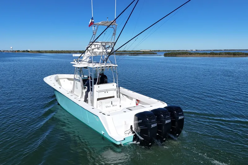 Uno Mas Yacht Photos Pics 2013 SeaVee 39B Center Console boat with triple Mercury 350 engines on open water.