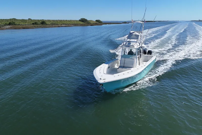Uno Mas Yacht Photos Pics 2013 SeaVee 39B Center Console boat cruising on open water under clear blue sky.