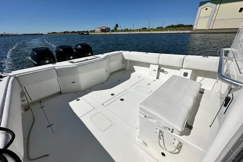 Uno Mas Yacht Photos Pics 2013 SeaVee 39B Center Console boat with spacious deck and triple outboard engines.